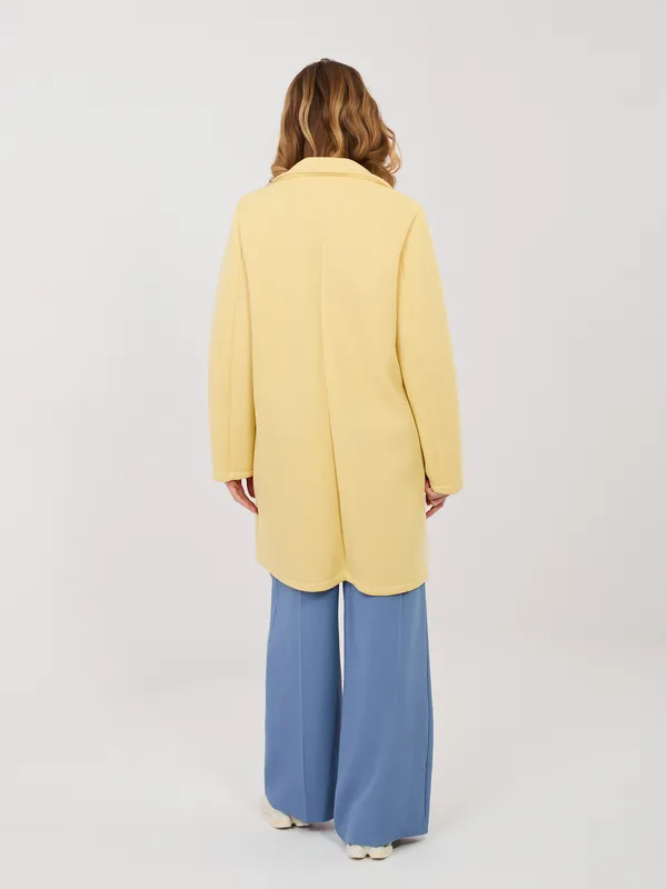 Klasyczny płaszcz o kroju jednorzędowym