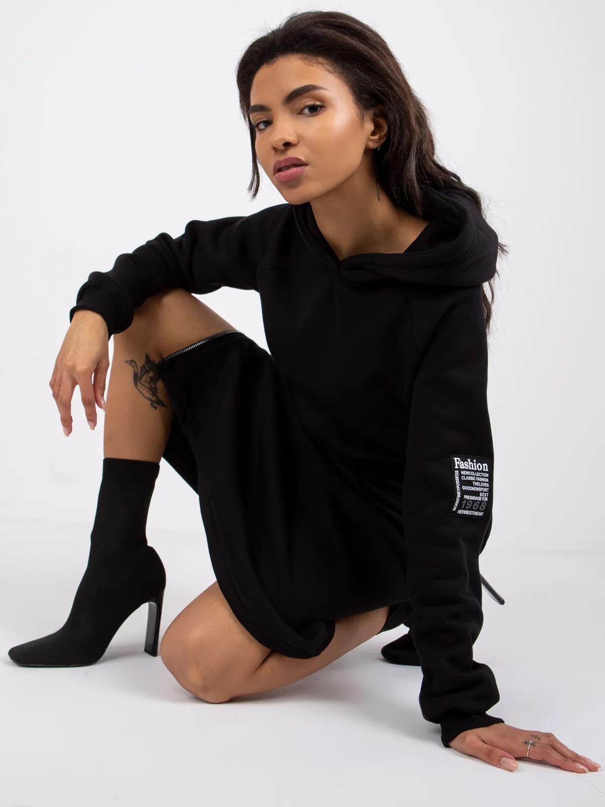 Dłuższa sukienka dresowa z kapturem i rozcięciem - zdjęcie 1