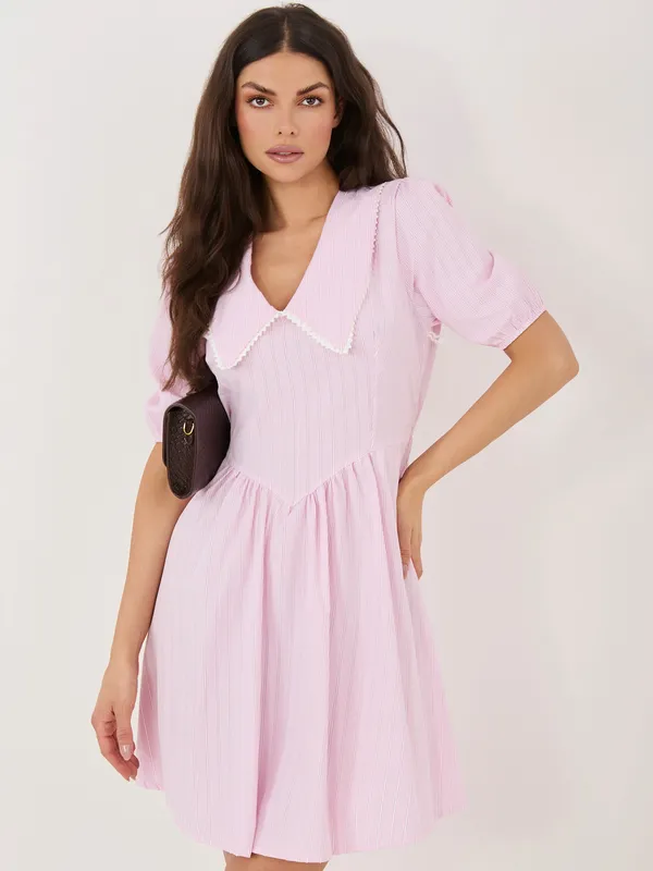 Zwiewna sukienka mini z dekoracyjnym kołnierzykiem