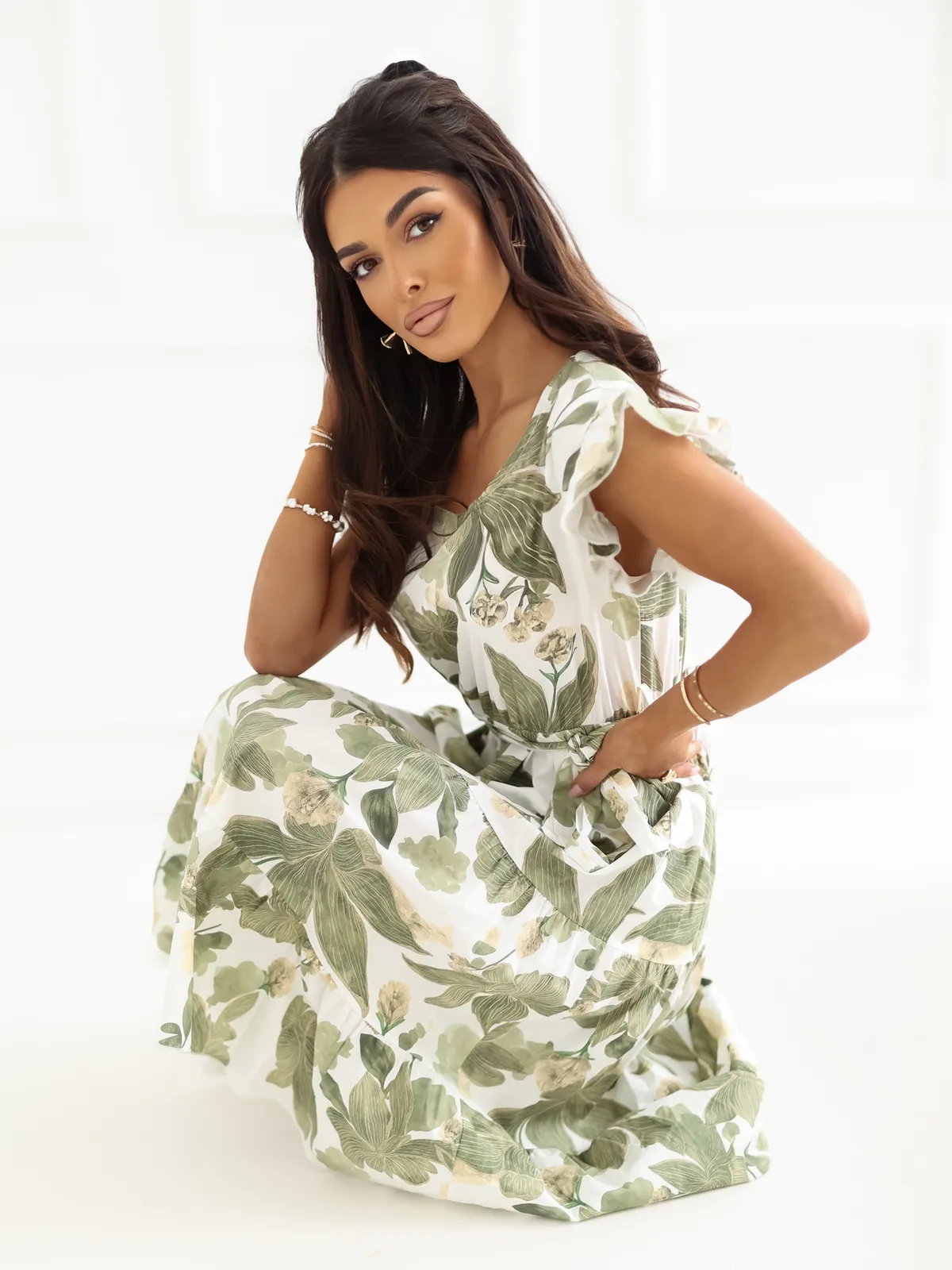 Zwiewna sukienka midi z falbankami przy rękawach - zdjęcie 1