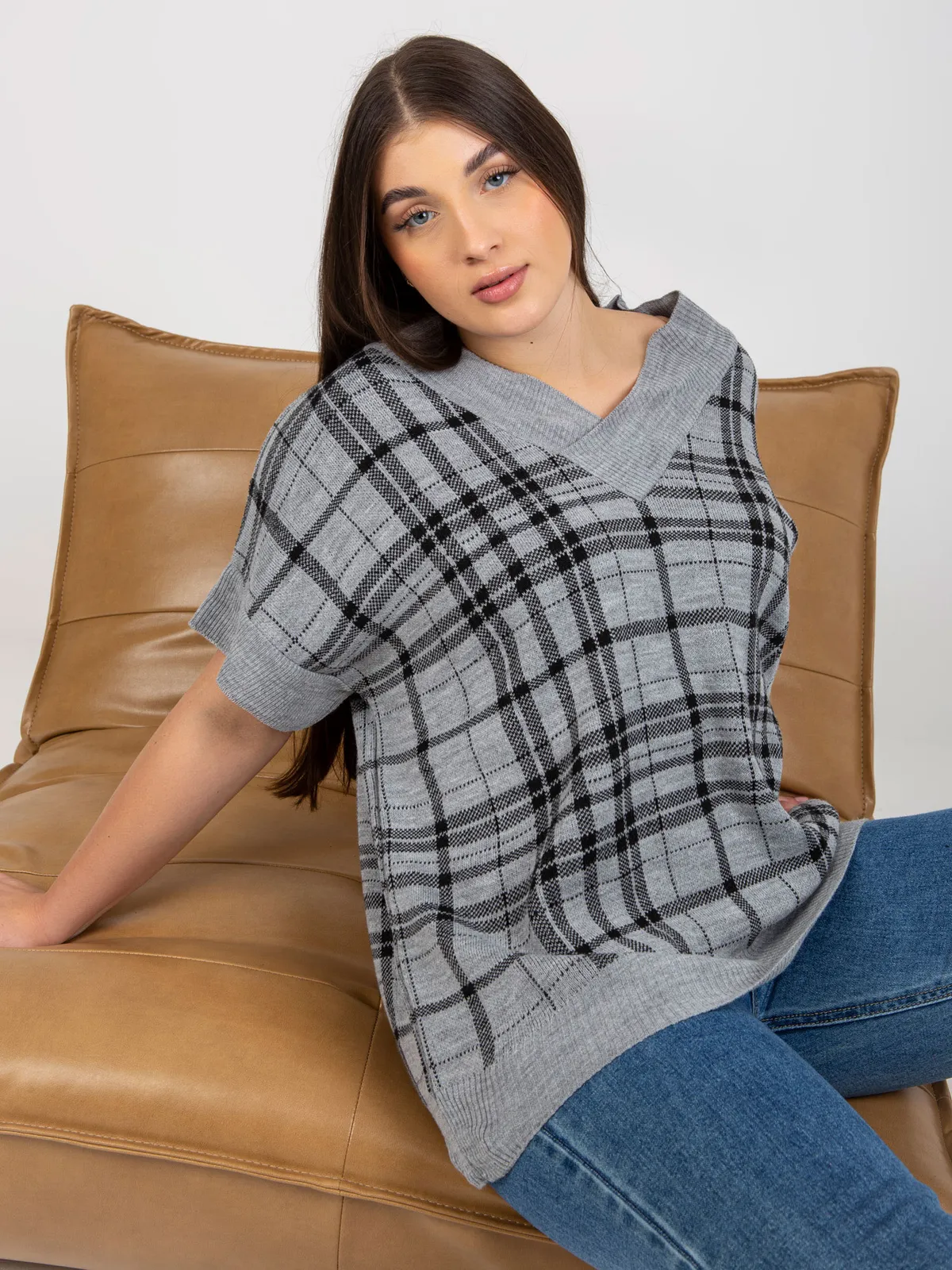 Szara dzianinowa kamizelka plus size z dekoltem V - zdjęcie 2