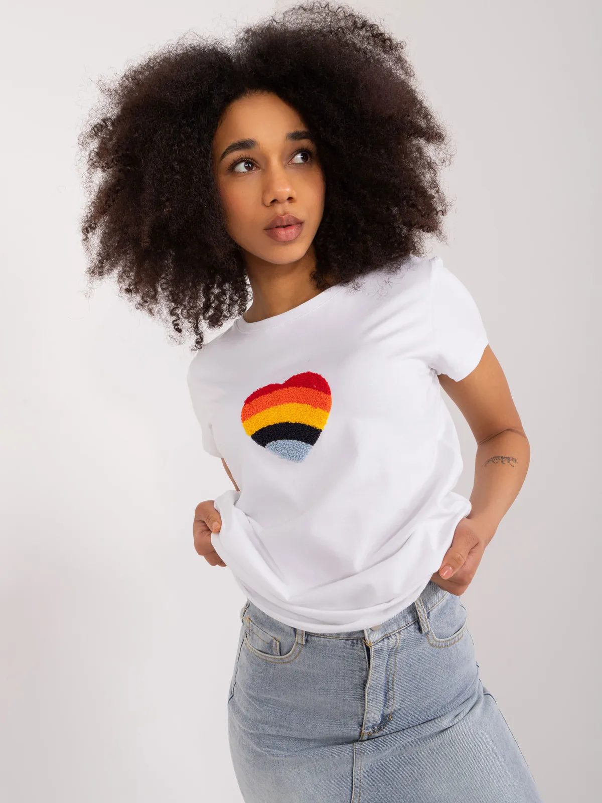 T-shirt z wypukłą aplikacją w kształcie serca - zdjęcie 1