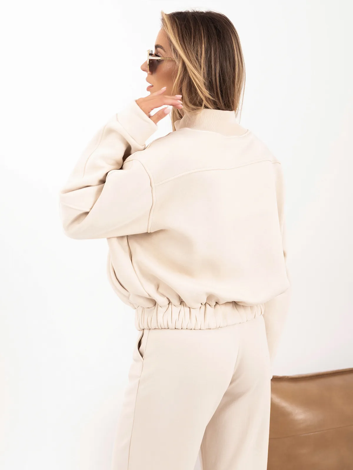 Krótka bluza oversize z wysokim kołnierzem - zdjęcie 7