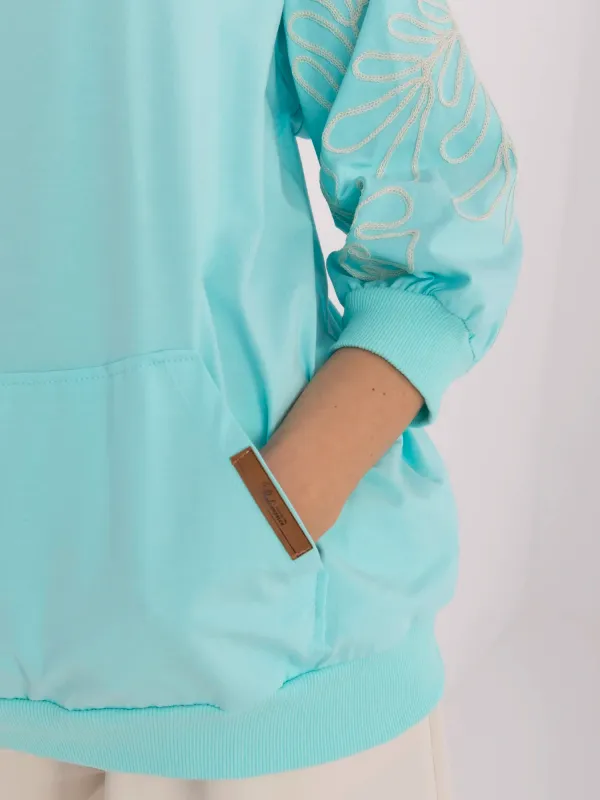 Casualowa bluza z haftowanymi rękawami i kieszenią
