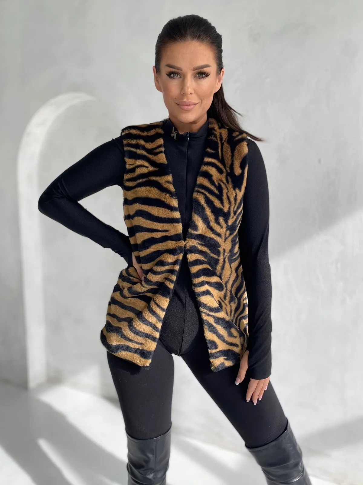 Oversize'owa kamizelka z drapieżnym motywem zwierzęcym - zdjęcie 1