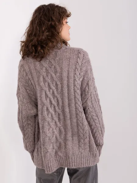 Jasnobeżowy sweter z warkoczami o luźnym kroju
