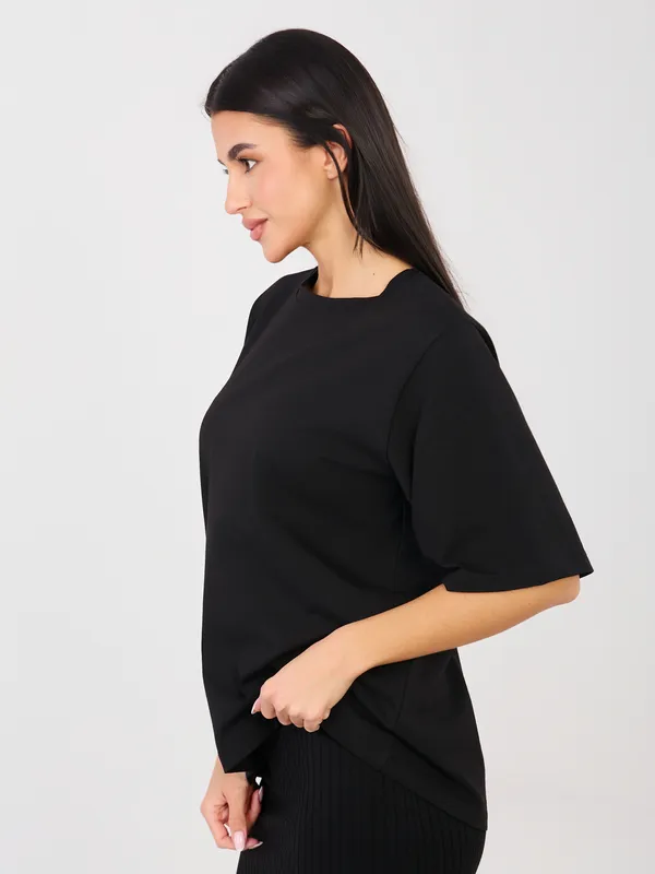Minimalistyczny T-shirt o swobodnym kroju oversize