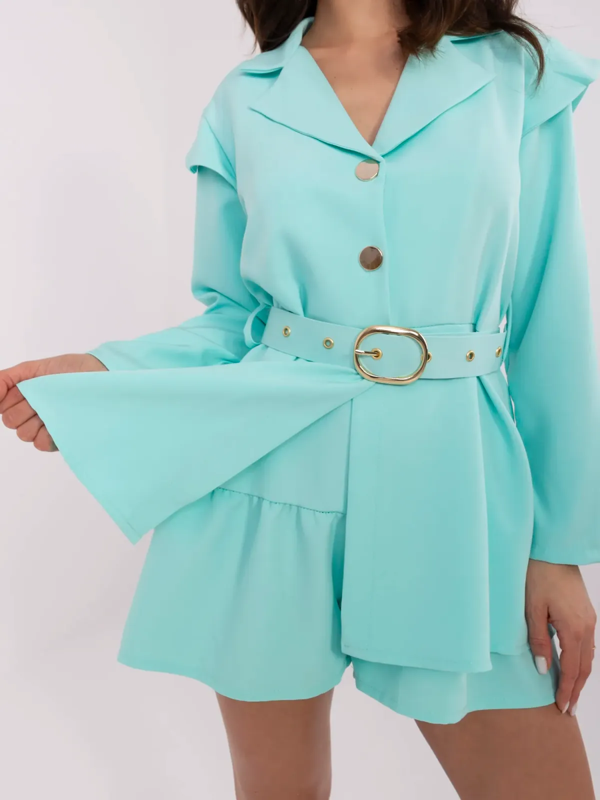 Taliowany kombinezon z kołnierzem i ozdobnym paskiem - zdjęcie 1