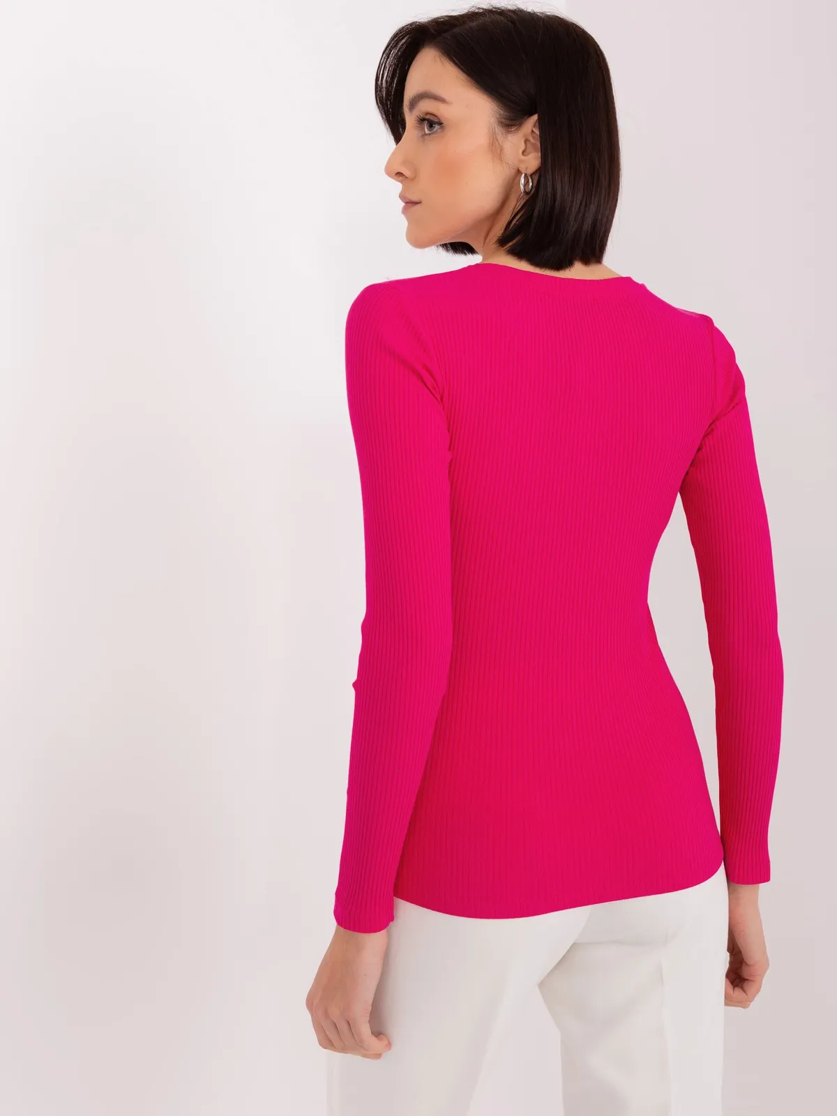 Czarna prążkowana bluzka longsleeve basic z dekoltem V - zdjęcie 2