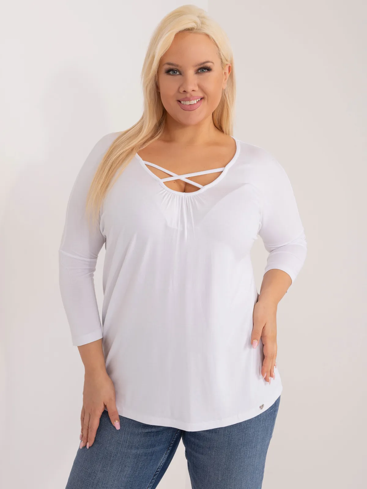 Biała wiskozowa bluzka plus size - zdjęcie 5