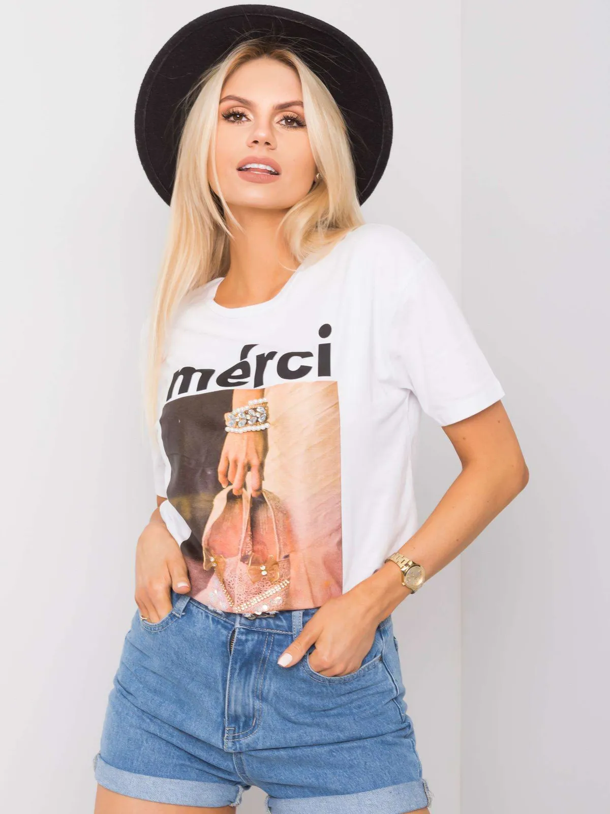 Biały t-shirt damski z aplikacjami - zdjęcie 3