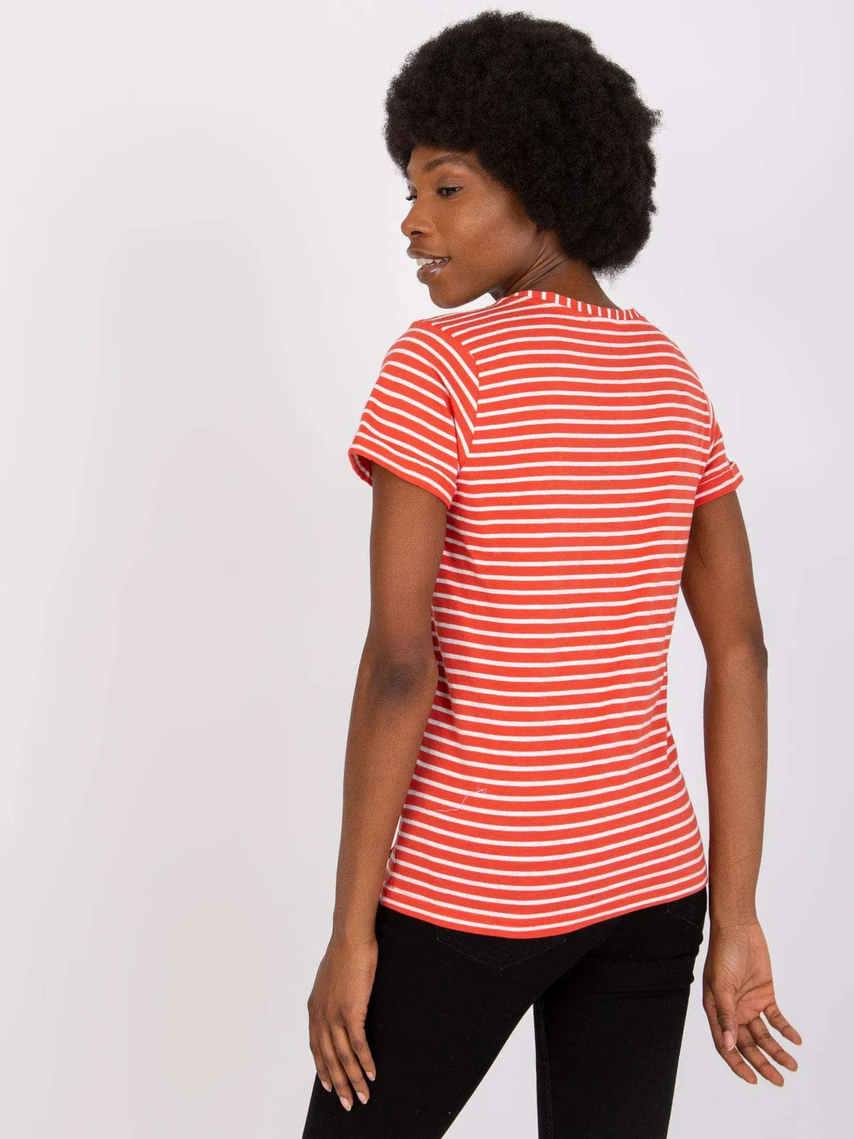 Klasyczny T-shirt w paski z dekoltem V - zdjęcie 1