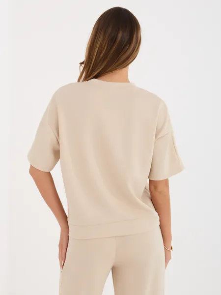Elegancka bluzka z ozdobnymi koronkowymi wstawkami