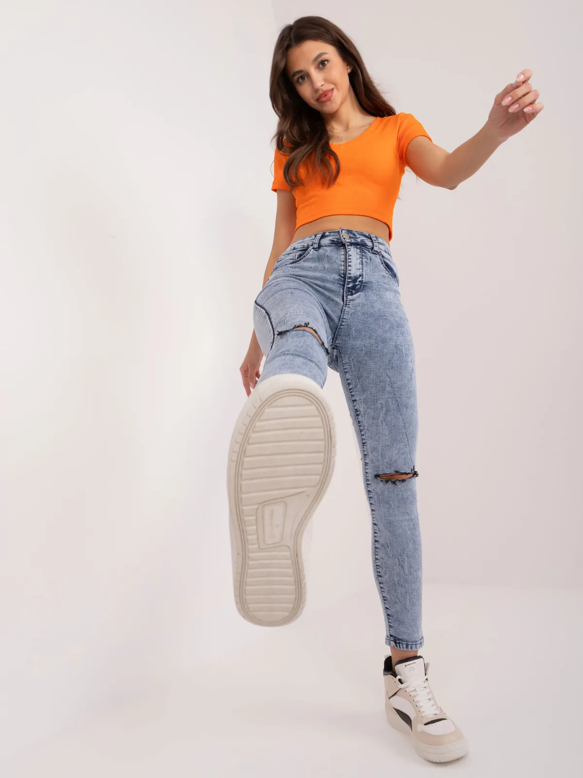 Niebieskie spodnie jeasowe high waist - zdjęcie 5