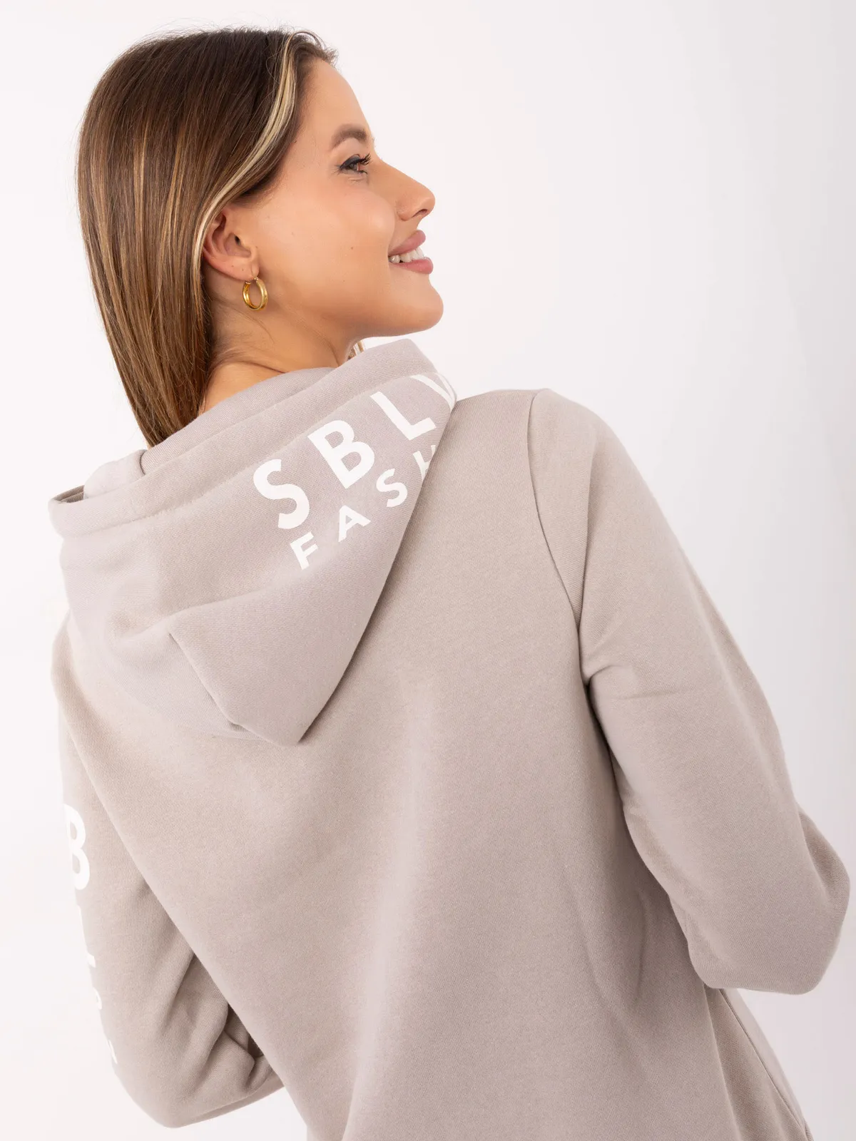 Bluza oversize z kapturem i nadrukami na rękawie - zdjęcie 2