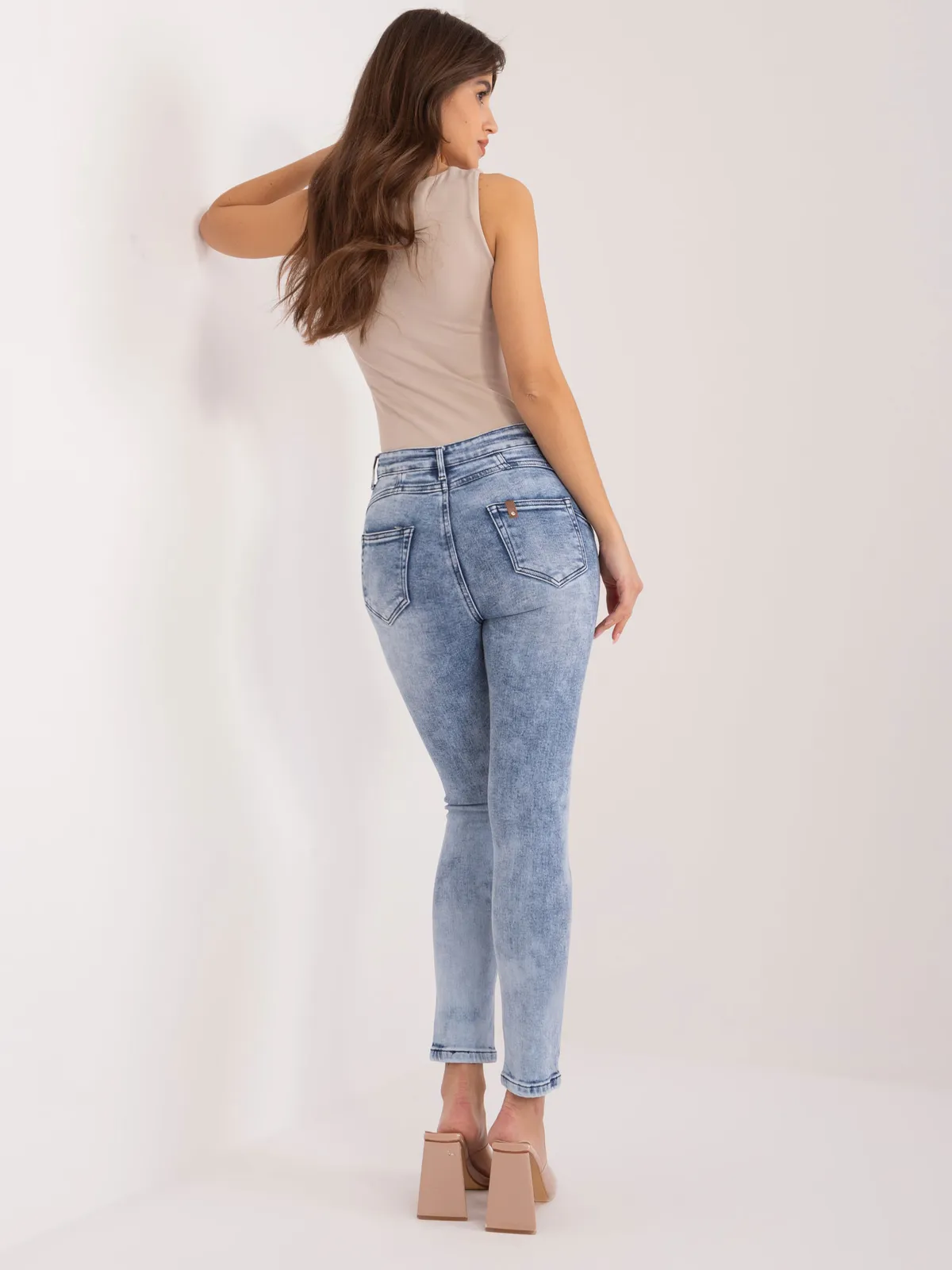 Niebieskie jeansy damskie skinny - zdjęcie 4
