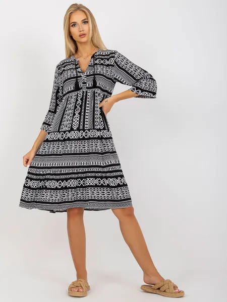 Sukienka o kroju boho z ozdobnym wiązaniem