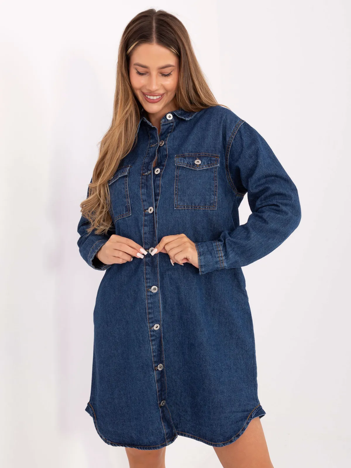 Koszulowa sukienka o kroju oversize z kieszeniami - zdjęcie 5