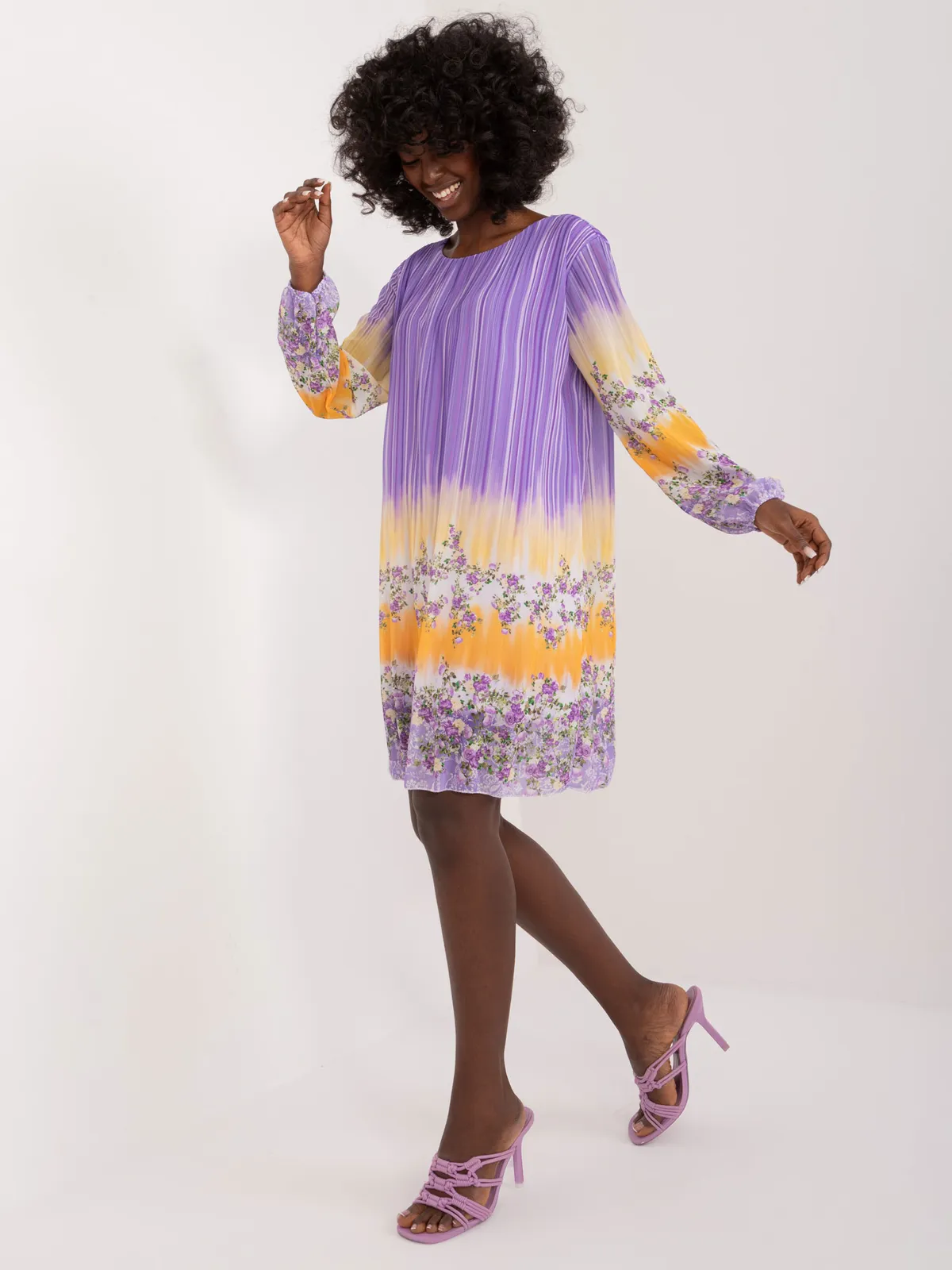 Plisowana sukienka o kroju oversize z kwiatowym motywem - zdjęcie 1