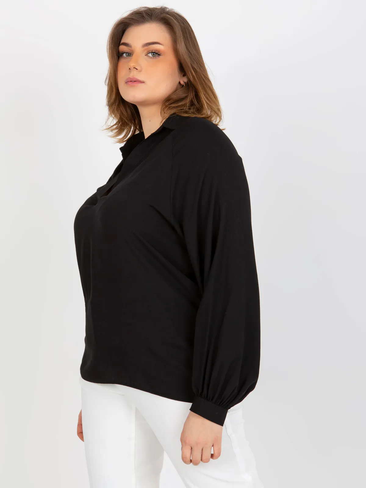 Czarna koszulowa bluzka plus size z wiskozy - zdjęcie 2