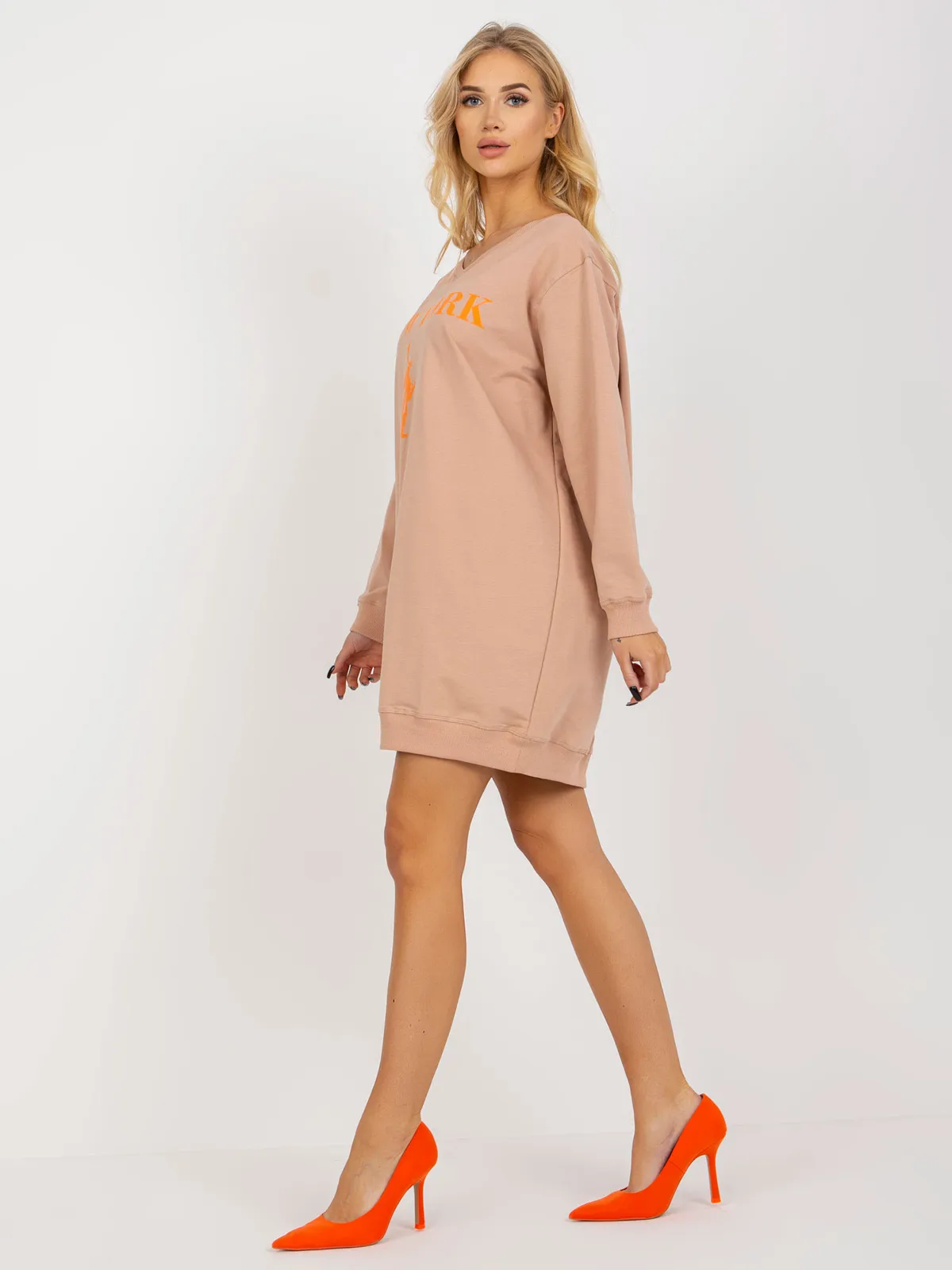 Jasnobrązowo-pomarańczowa długa bluza oversize z nadrukiem - zdjęcie 5