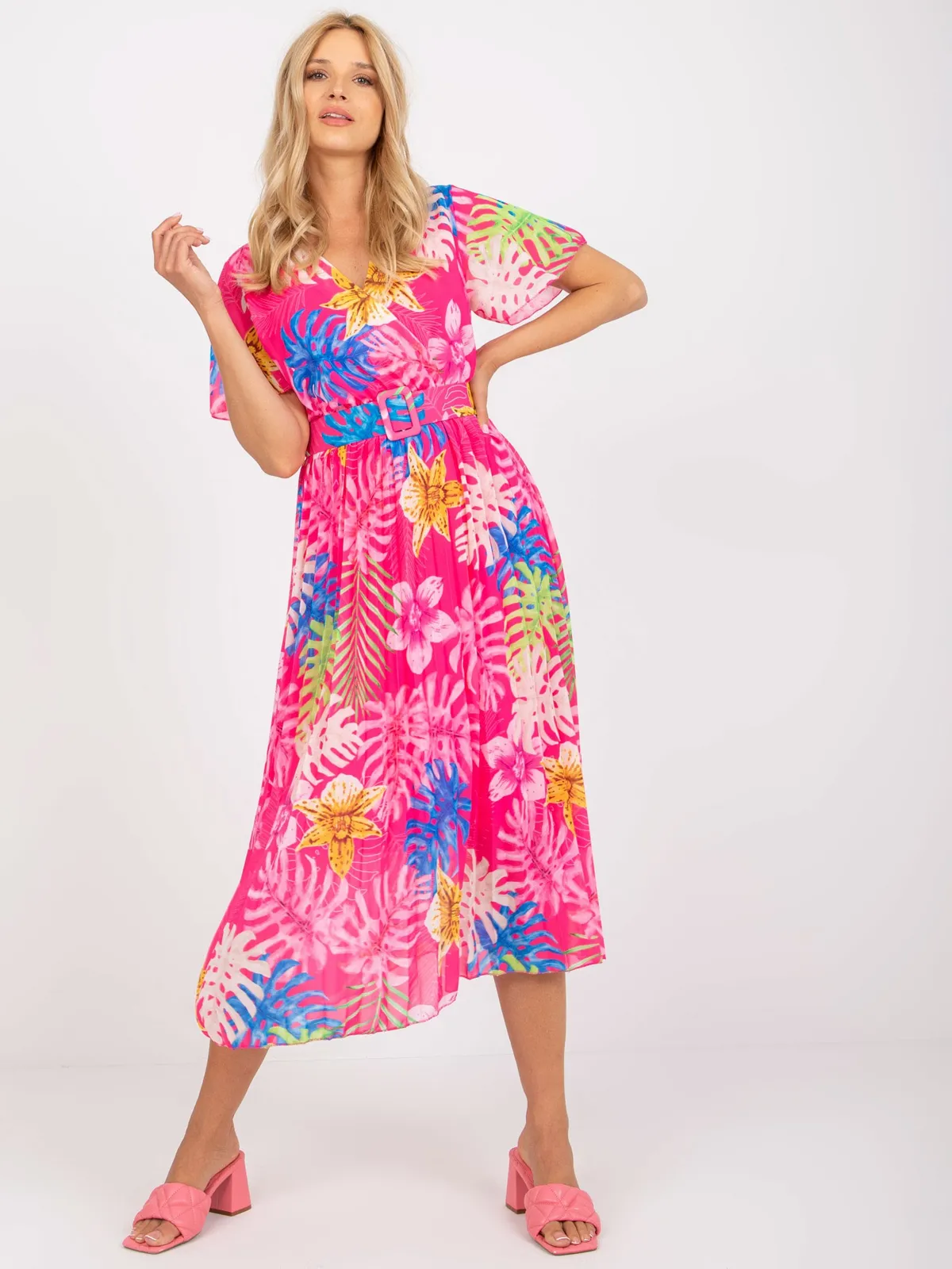 Rozkloszowana sukienka midi o kroju kopertowym - zdjęcie 1