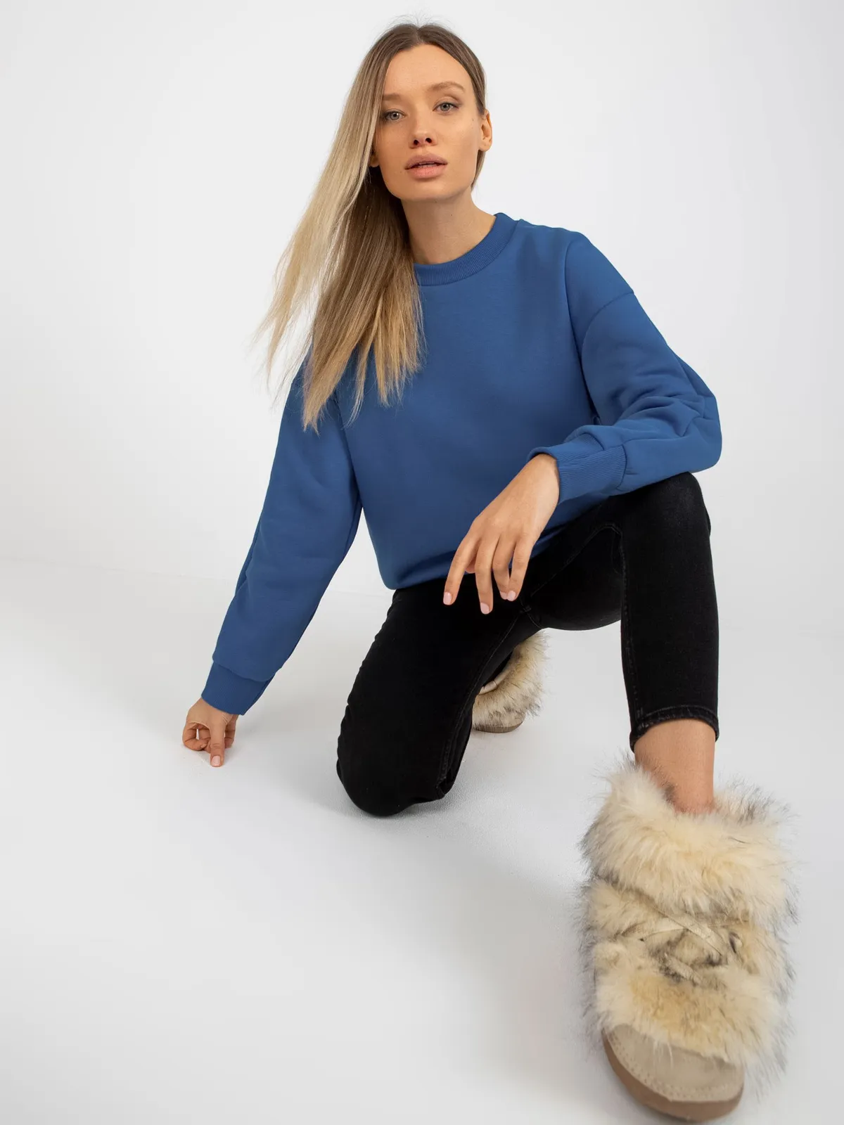 Ciemnoniebieska dresowa bluza basic oversize - zdjęcie 6