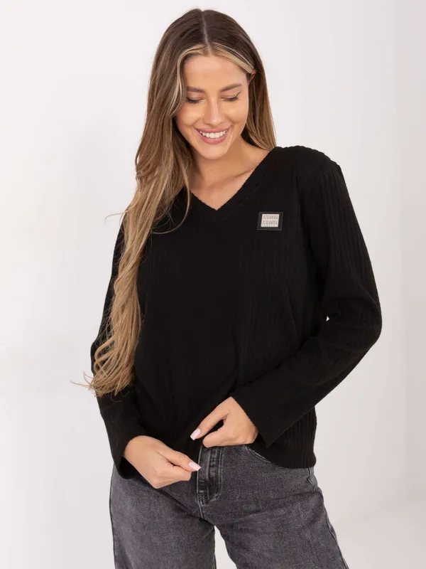 Sweter w prążki z dekoltem w serek - widok 2