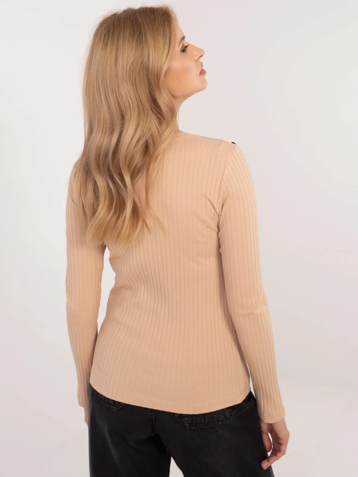 Prążkowana bluzka z ozdobnymi akcentami na ramionach - zdjęcie 1