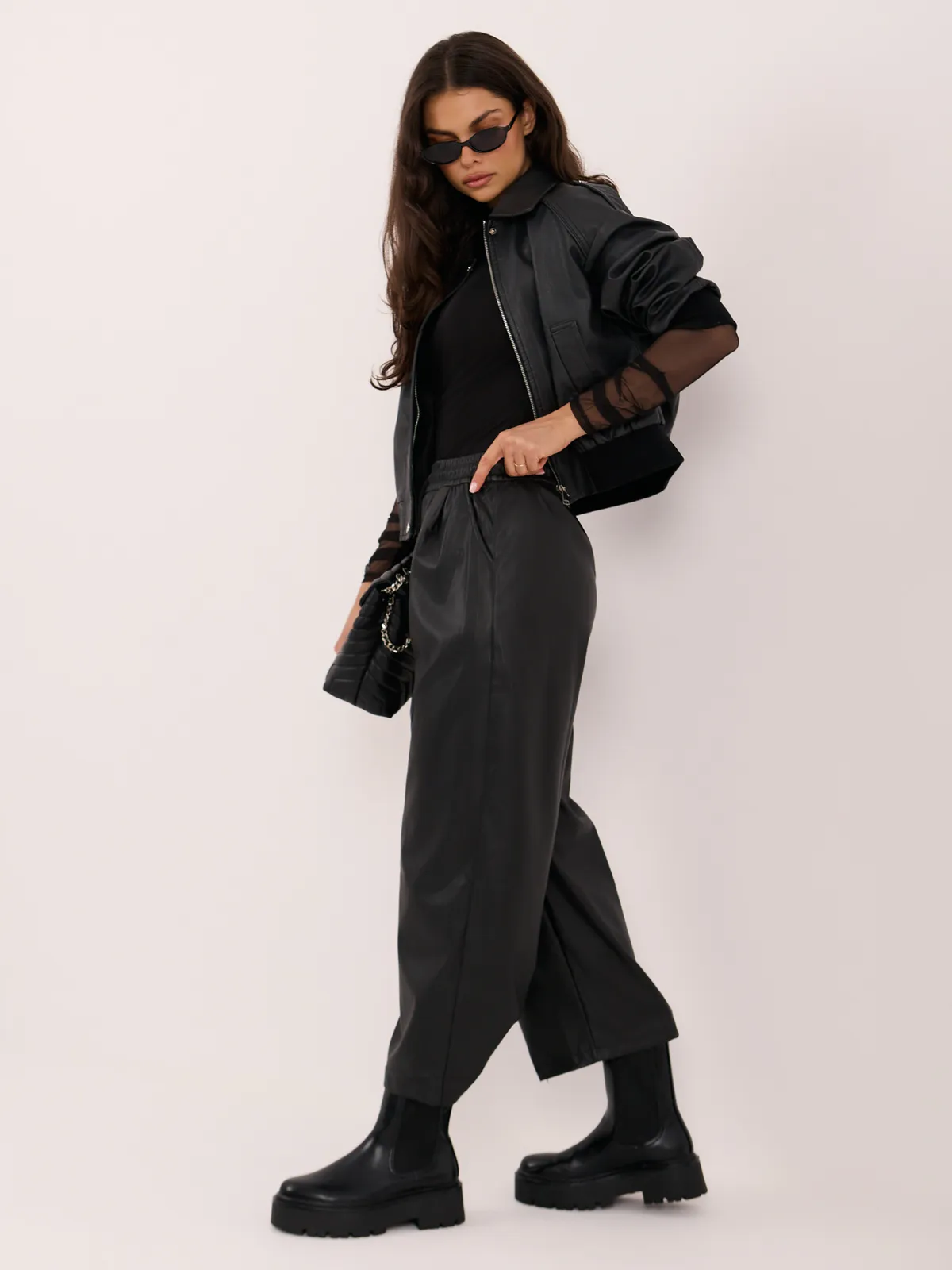 Spodnie typu wide leg z wiązaniem w pasie - zdjęcie 4