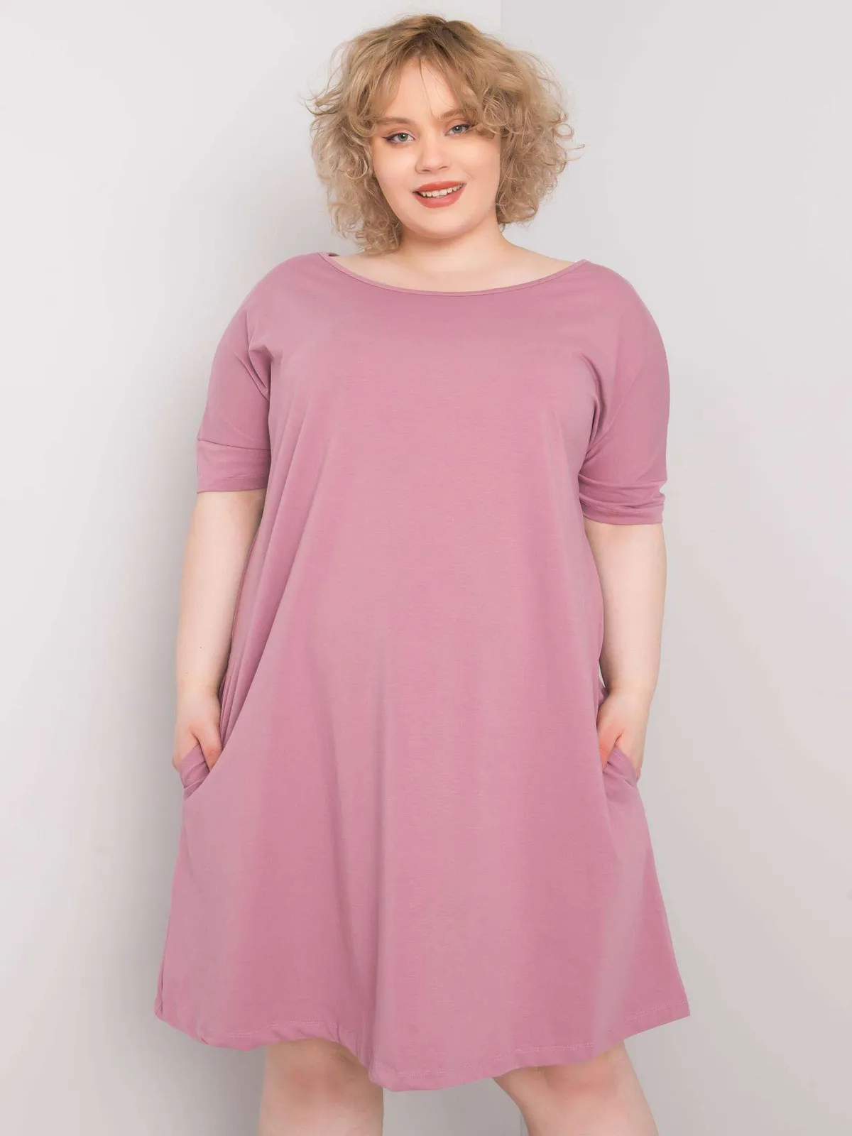 Bordowa luźna sukienka plus size - zdjęcie 4