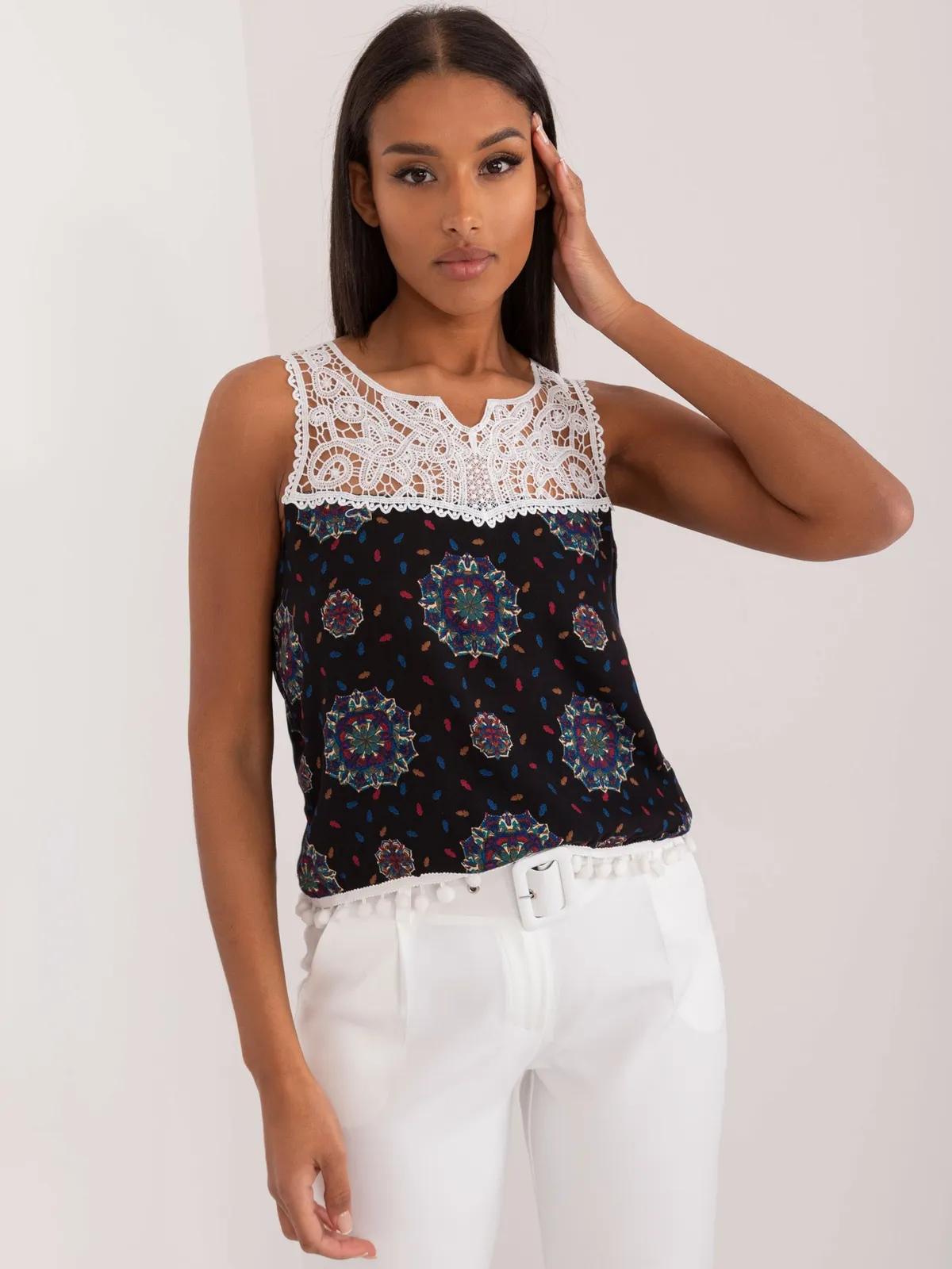 Top bez rękawów z koronkowym wykończeniem i pomponami - zdjęcie 1