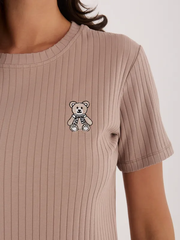 Prążkowany t-shirt z naszywką uroczego misia - widok 2