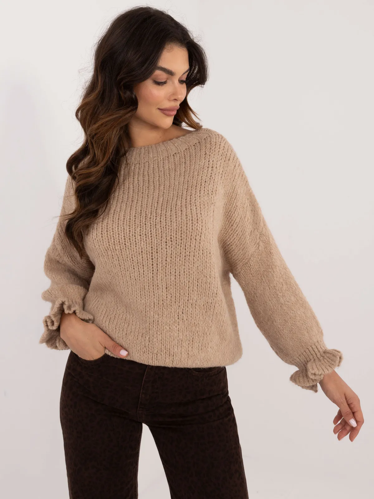 Sweter o kroju oversize z ozdobnymi falbanami przy rękawach - zdjęcie 1