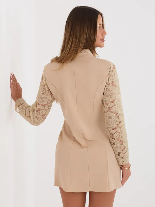 Elegancka sukienka koktajlowa z ozdobną broszką - widok 2