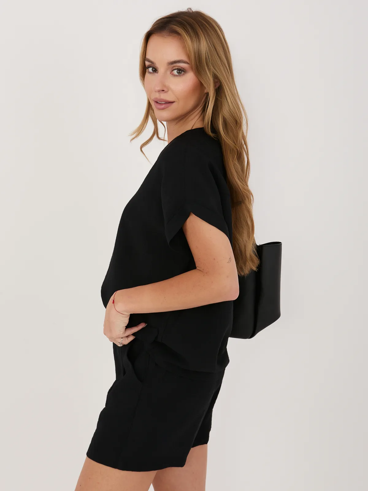 Minimalistyczna bluzka z dekoltem w serek - zdjęcie 3