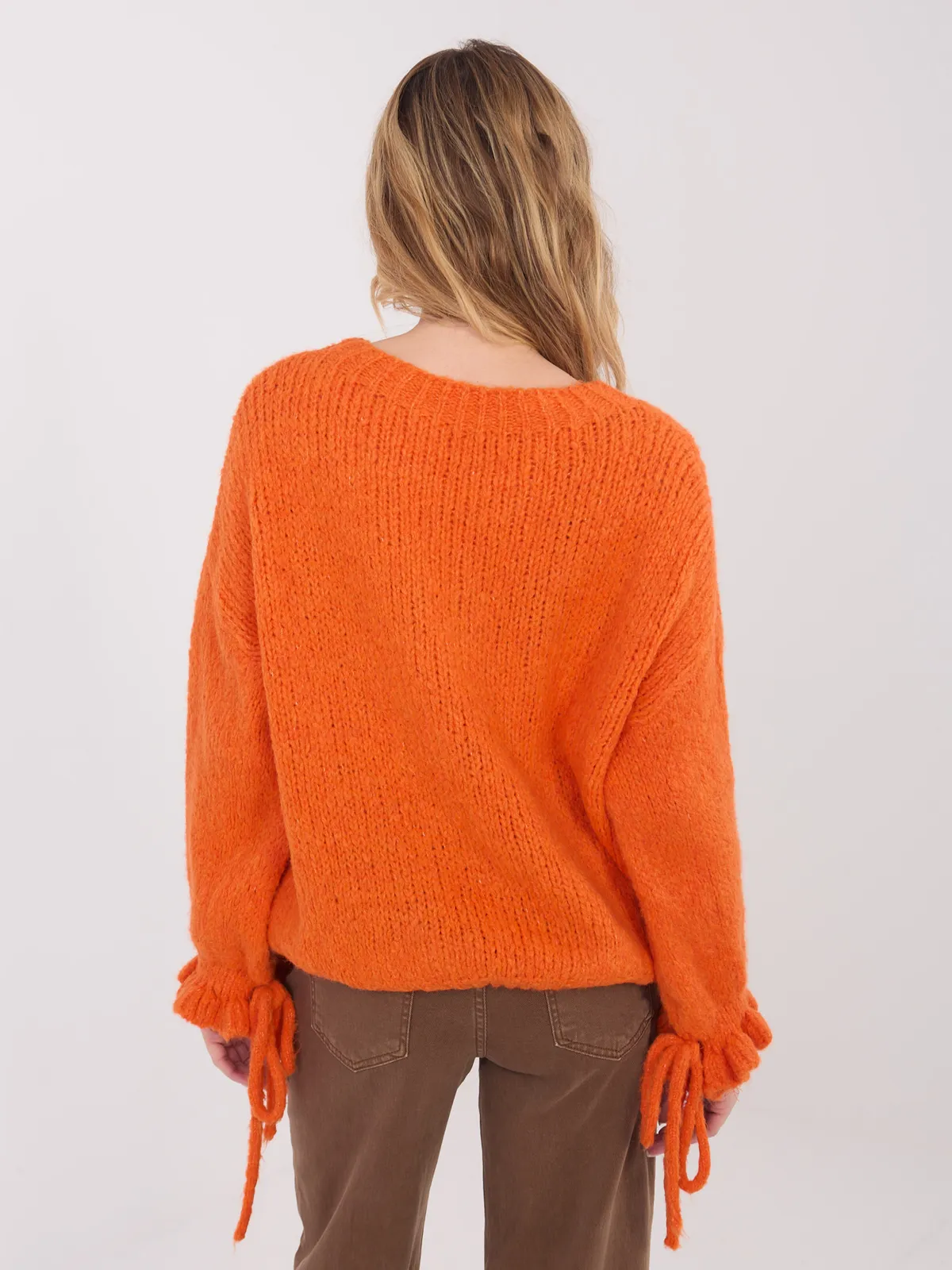 Sweter oversize z wiązanymi rękawami w stylu casual - zdjęcie 1