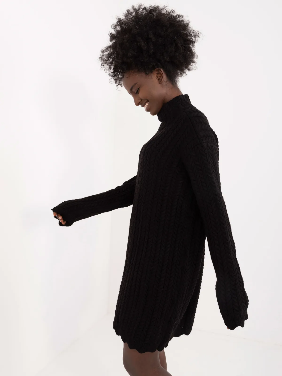 Dzianinowa sukienka z warkoczowym splotem i golfem - zdjęcie 1