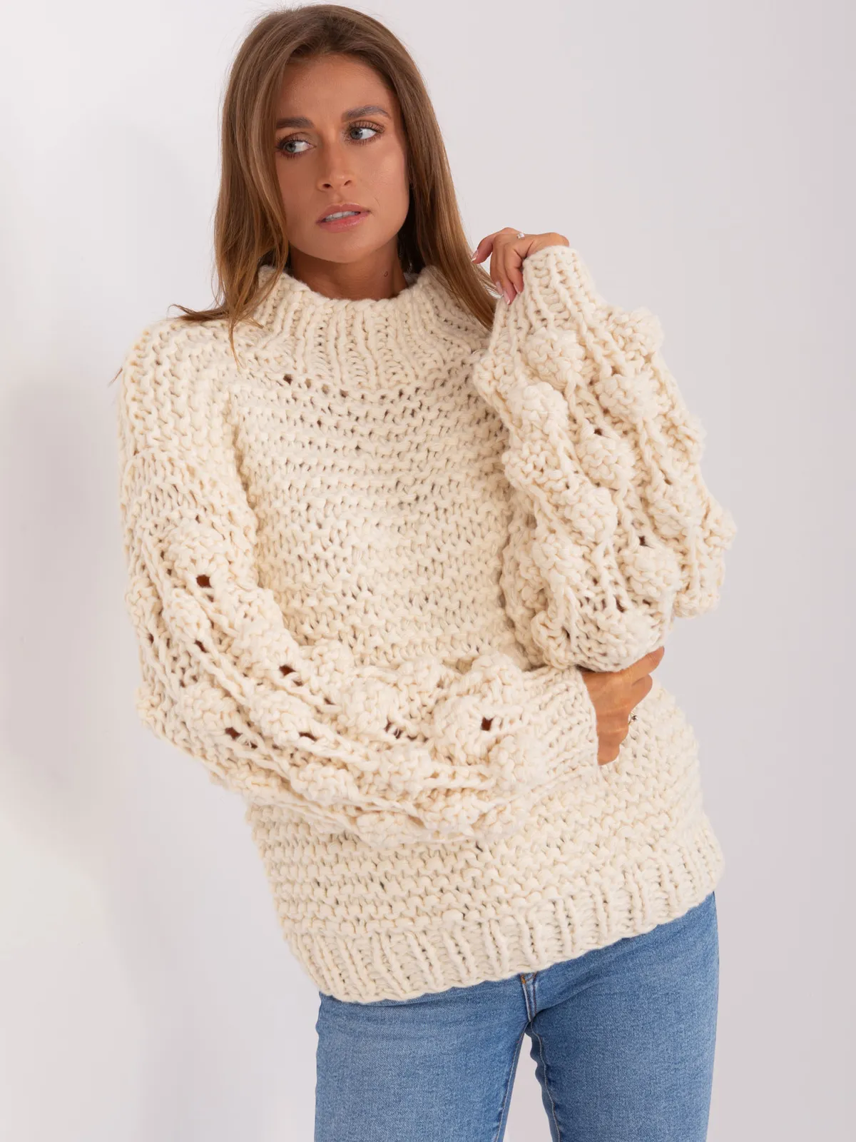 Fioletowy sweter oversize z bufiastym rękawem - zdjęcie 4