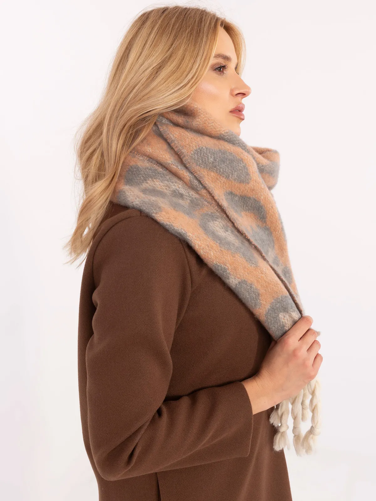Oversize’owy szal w zwierzęcy wzór z frędzlami - zdjęcie 1
