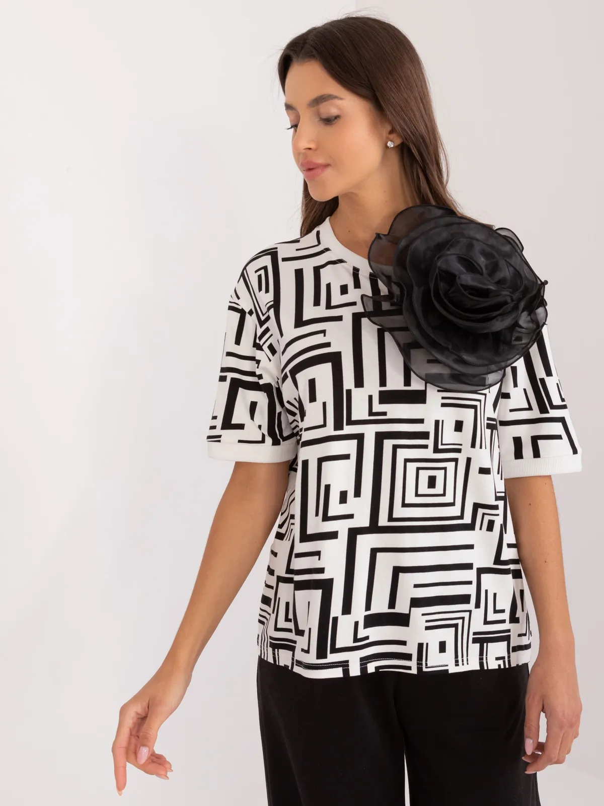 Geometryczna bluzka z ozdobną aplikacją kwiatową - zdjęcie 1