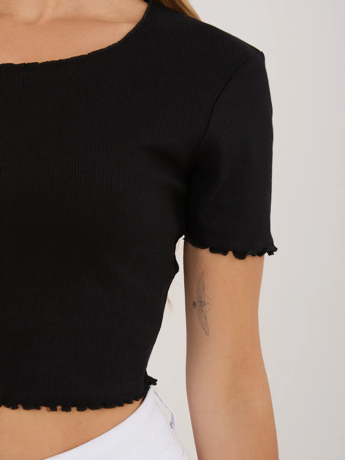 Krótki crop top z wykończeniem typu lettuce edge - zdjęcie 2