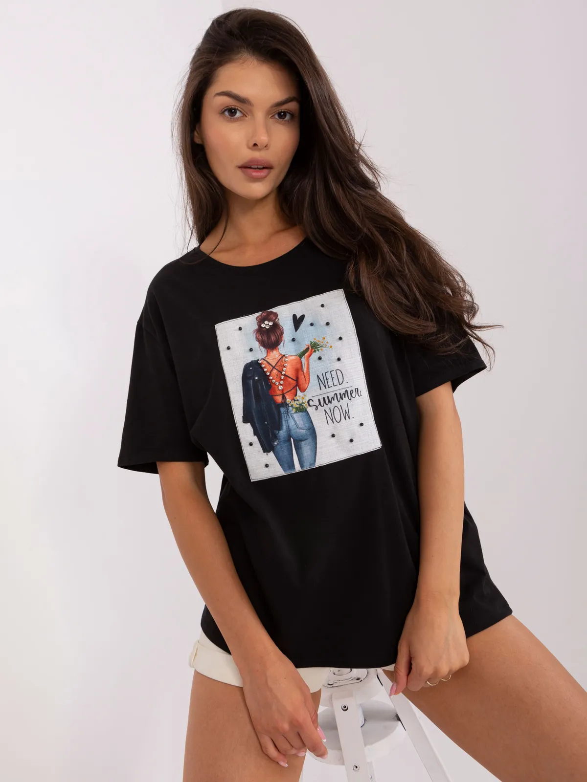 Beżowy t-shirt z nadrukiem i okrągłym dekoltem - zdjęcie 5
