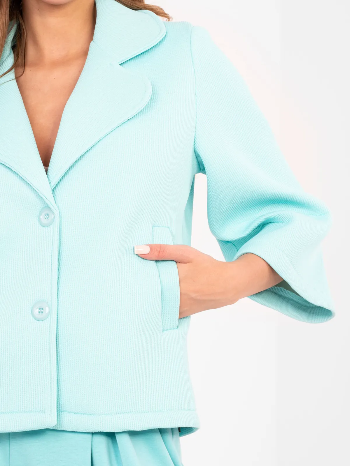 Krótka kurtka z szerokimi rękawami i kołnierzem - zdjęcie 1