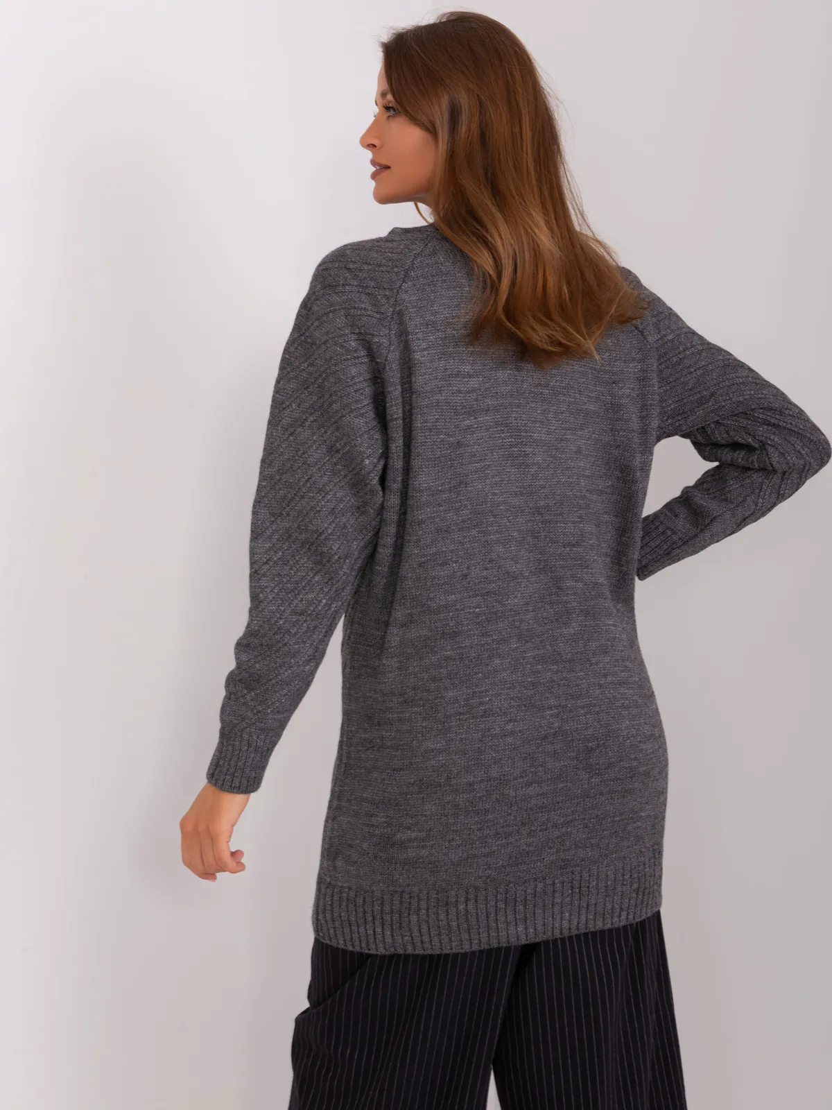 Ciemnoszary długi sweter oversize z półgolfem - zdjęcie 4