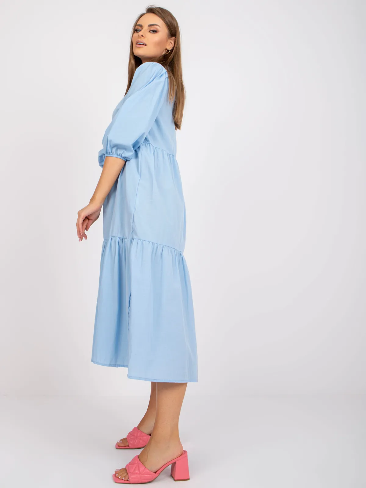 Sukienka koszulowa o kroju midi z falbanami - zdjęcie 1