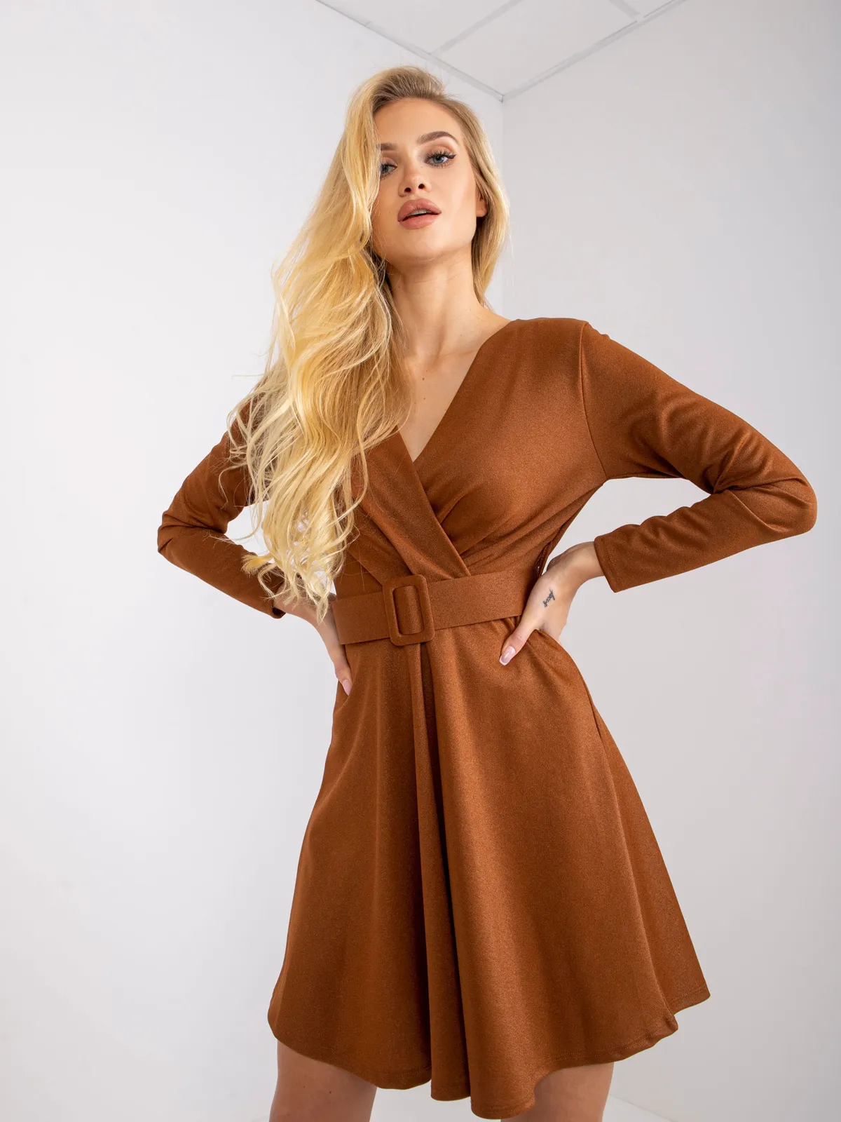 Sukienka mini z kopertowym dekoltem i paskiem - zdjęcie 1