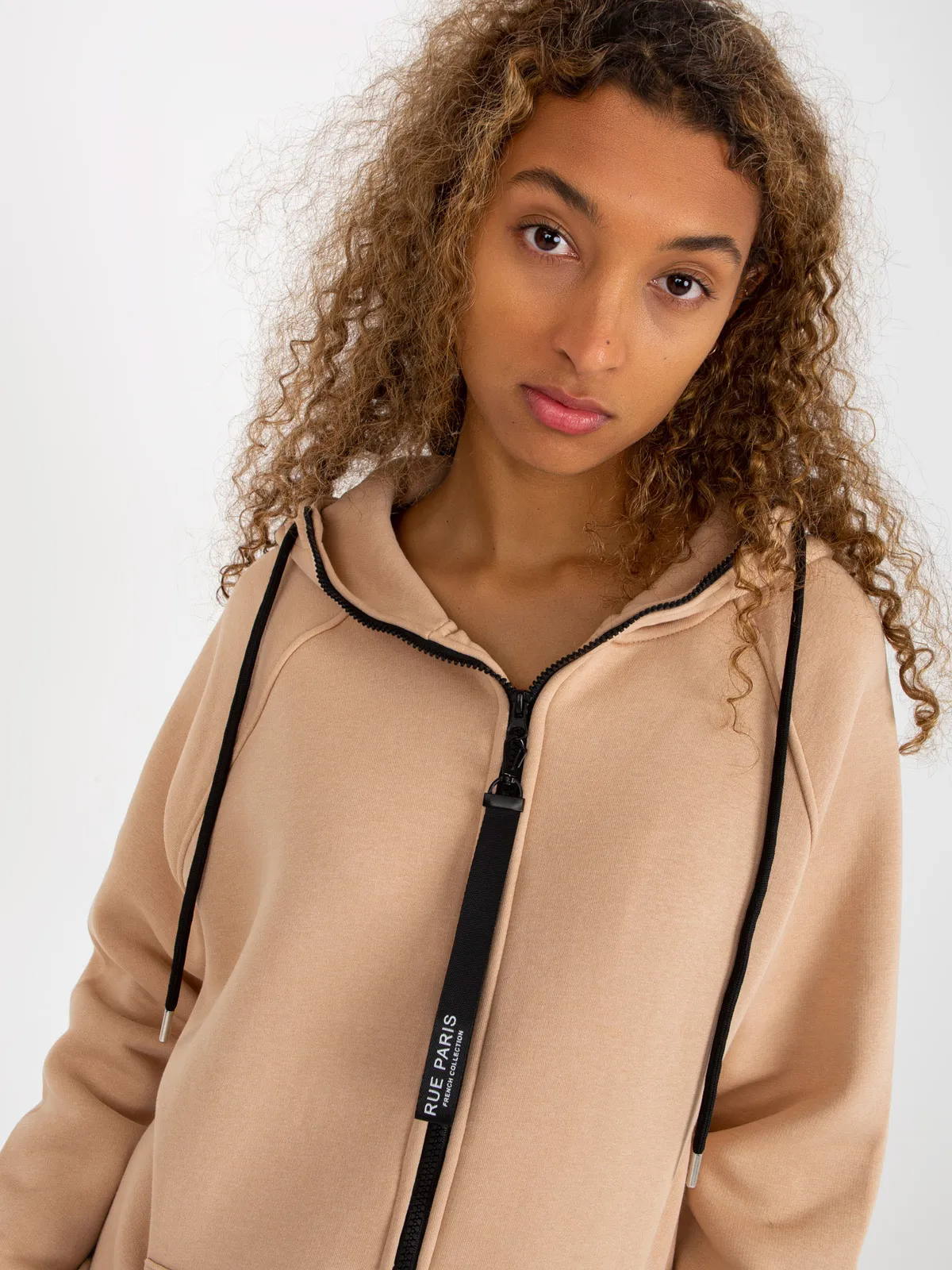 Jasnobrązowa rozpinana bluza basic z kieszeniami RUE PARIS - zdjęcie 4