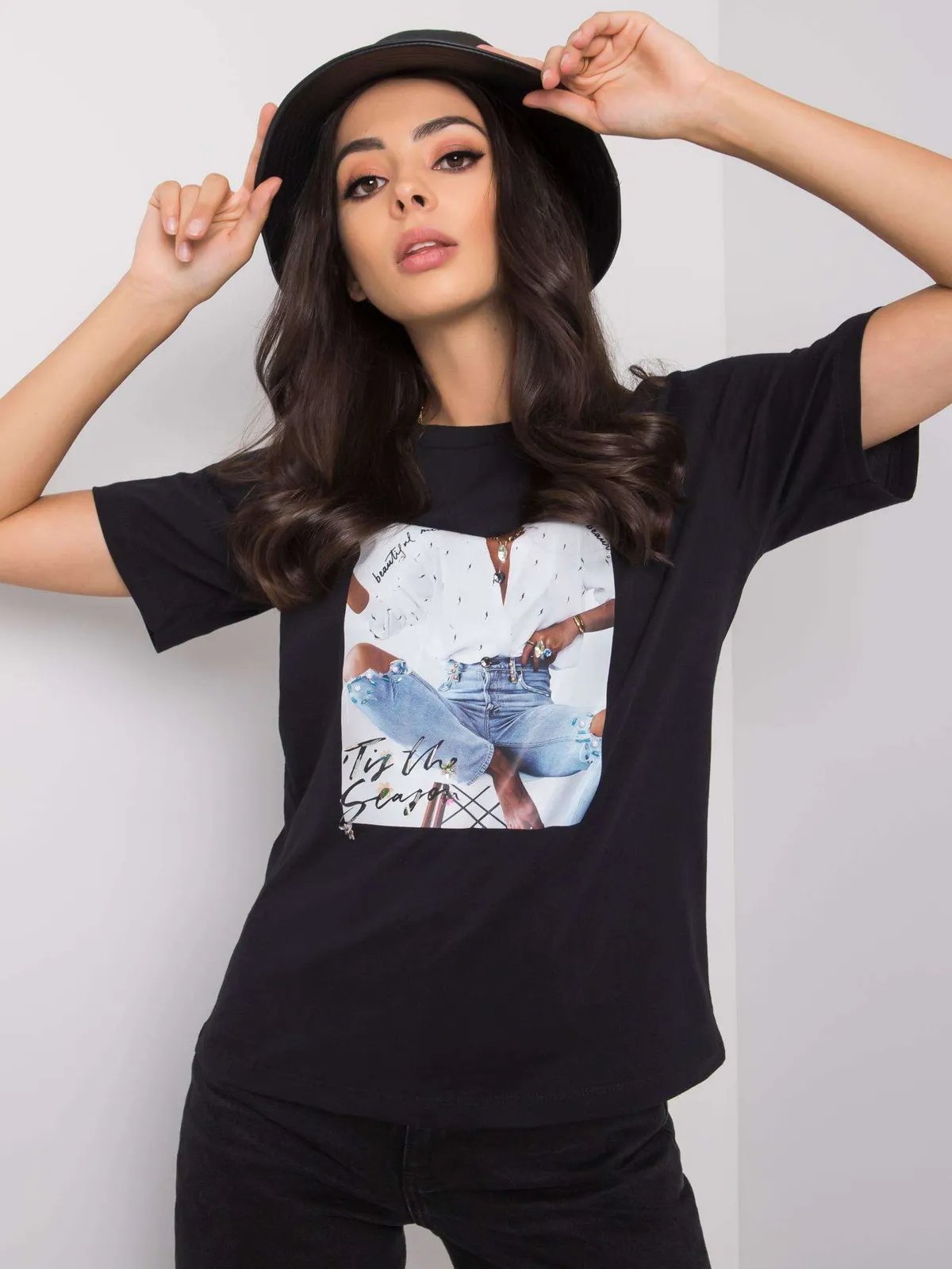 Czarny t-shirt z printem i aplikacją - zdjęcie 2