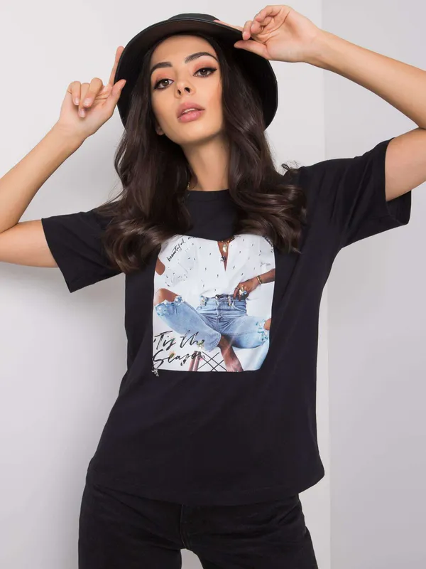 Czarny t-shirt z printem i aplikacją - widok 2